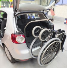Rolstoel in auto tillen Rolstoel in auto tillen