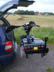 Scootmobiel zonder stoel in auto hijsen