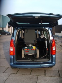 Zwaarder hulpmiddel moeiteloos in auto tillen Zwaarder hulpmiddel moeiteloos in auto tillen
